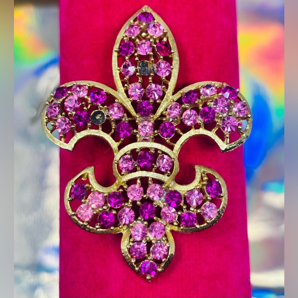 Lisner Jewelry Jewelry - Signed LISNER Pink Rhinestone Fleur De Lis Brooch Gold Tone VTG